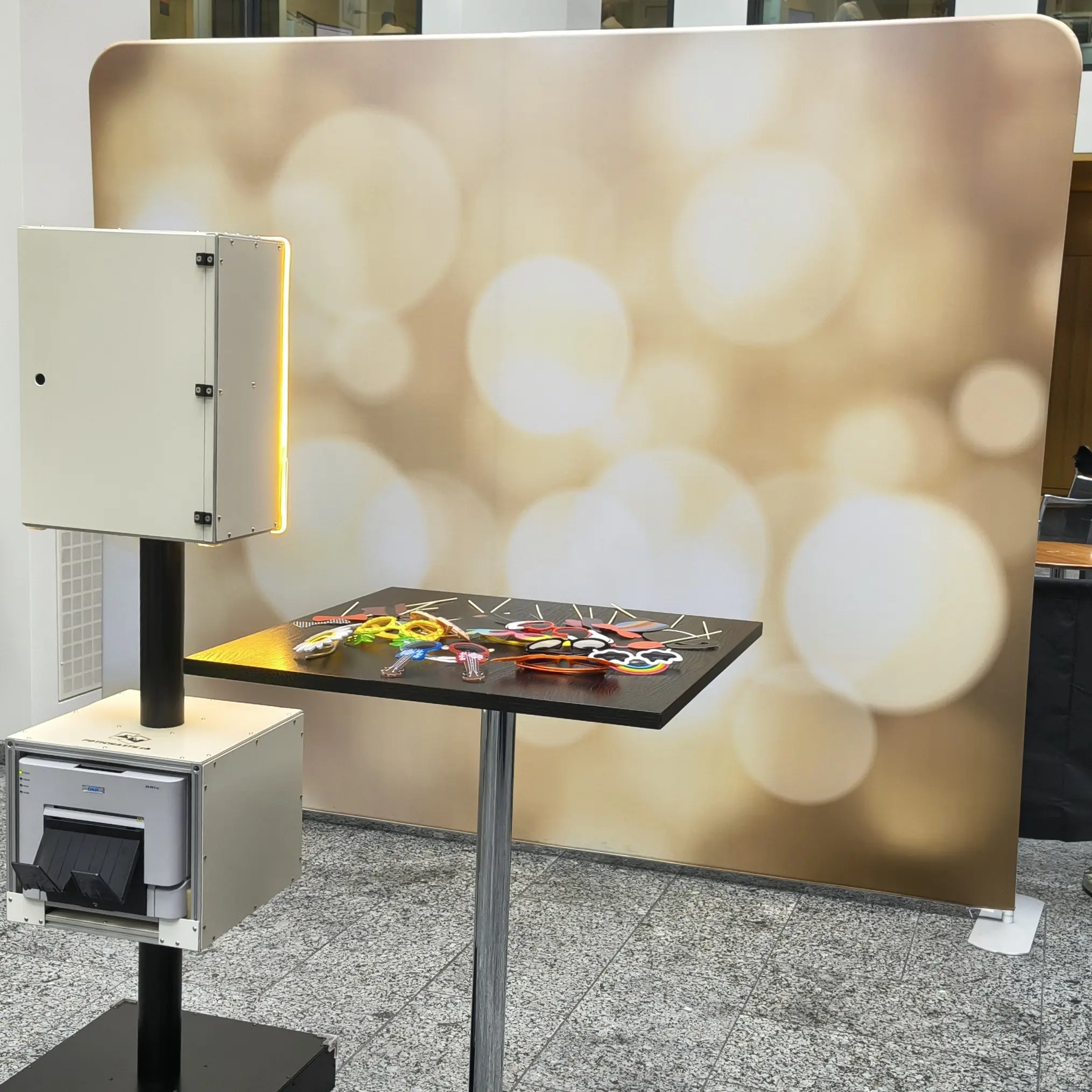 Stoffhintergrund mit goldenen Bokeh-Lichtern