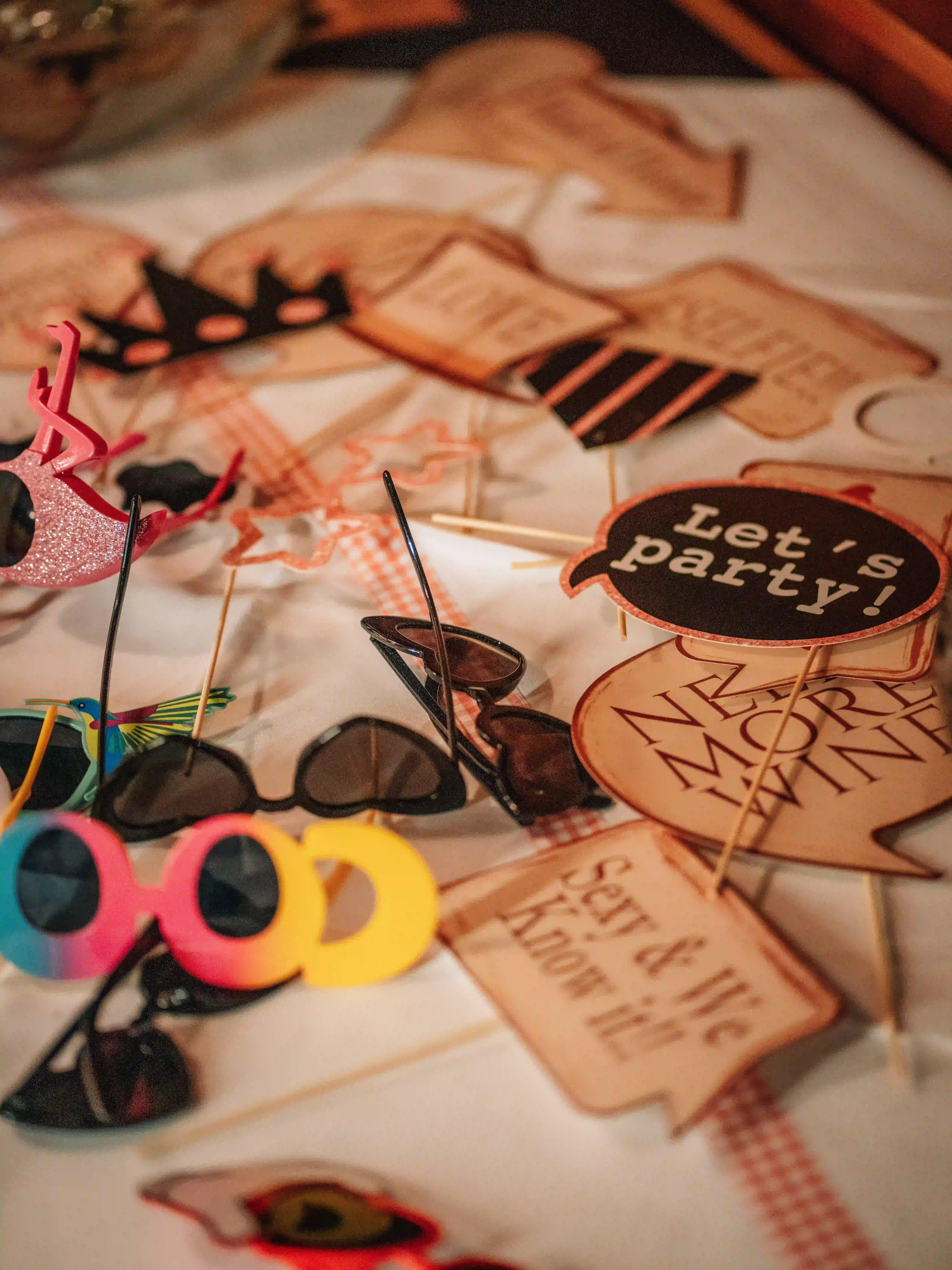 Photobooth Accessoires wie Brillen und Schilder