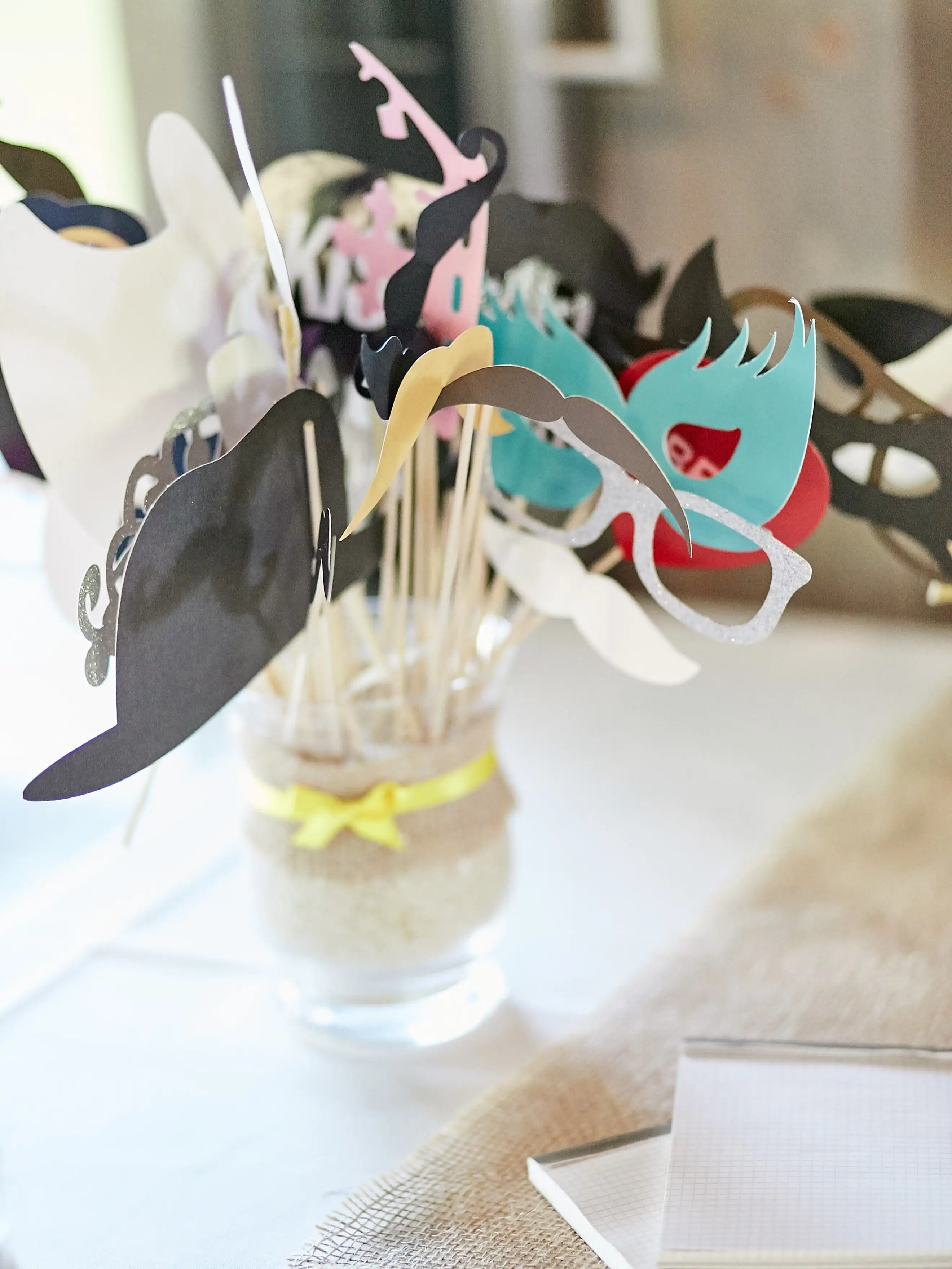 Bunte Brillen und Hüte für die Fotobox